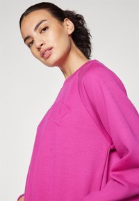 DKNY VARSITY PLACED PUFF LOGO PULLOVER WITH BUNGEE - Melegítőfelső - orchid glow