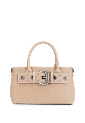 Beige handtas met twee handvatten en een brede decoratieve riem met metalen oogjes en een grote zilveren gesp aan de voorkant.