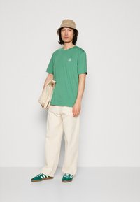 adidas Originals ESSENTIAL TEE - Základné tričko - preloved green