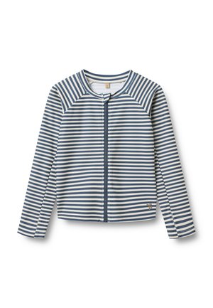 Pruhovaná bunda s dlouhými rukávy, zdobená modrými a bílými vodorovnými pruhy, zaobleným výstřihem a středovým zapínáním na zip.