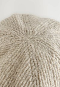 Sélectionné, cream