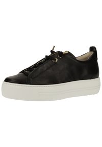 Baskets en cuir noir avec une finition texturée, dotées d'une semelle en caoutchouc blanche, de lacets noirs et d'œillets dorés pour un détail supplémentaire.