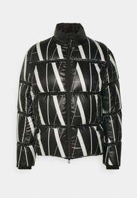 Giacca a vento nera con finitura lucida, modelli geometrici bianchi, colletto alto e chiusura con zip. Include polsini elasticizzati e tasche laterali.