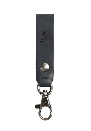 Correa de llavero de cuero negro con calavera y huesos cruzados en relieve, asegurada con un botón automático de metal y sujeta a un gancho de cierre plateado.