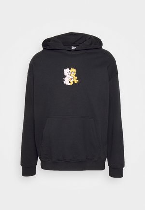Schwarzer Hoodie mit Fronttasche und einer kleinen Grafik von zwei sich umarmenden Care Bears, einem weißen und einem gelben, mittig auf der Brust.