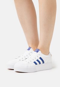 adidas Originals NIZZA PLATFORM - Sportbačiai - footwear white/semi lucid blue/core black