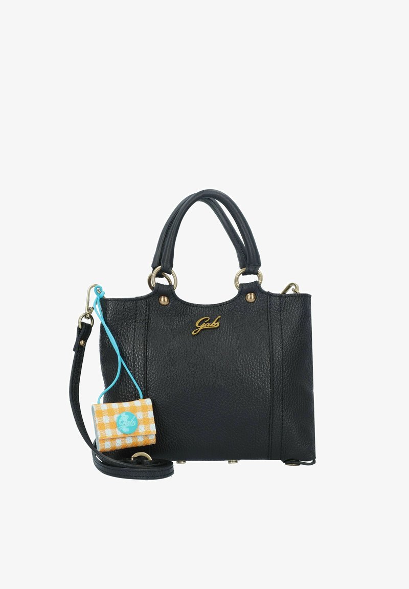 Bolso de mano de cuero negro con superficie texturizada, accesorios dorados, asas superiores y correa desmontable. Incluye una pequeña etiqueta a cuadros amarilla y blanca.