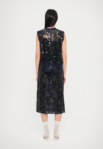 Abito senza maniche blu navy con sovrapposizione di paillettes trasparenti, lunghezza al ginocchio, caratterizzato da un motivo floreale testurizzato e chiusura a chiave sul retro.