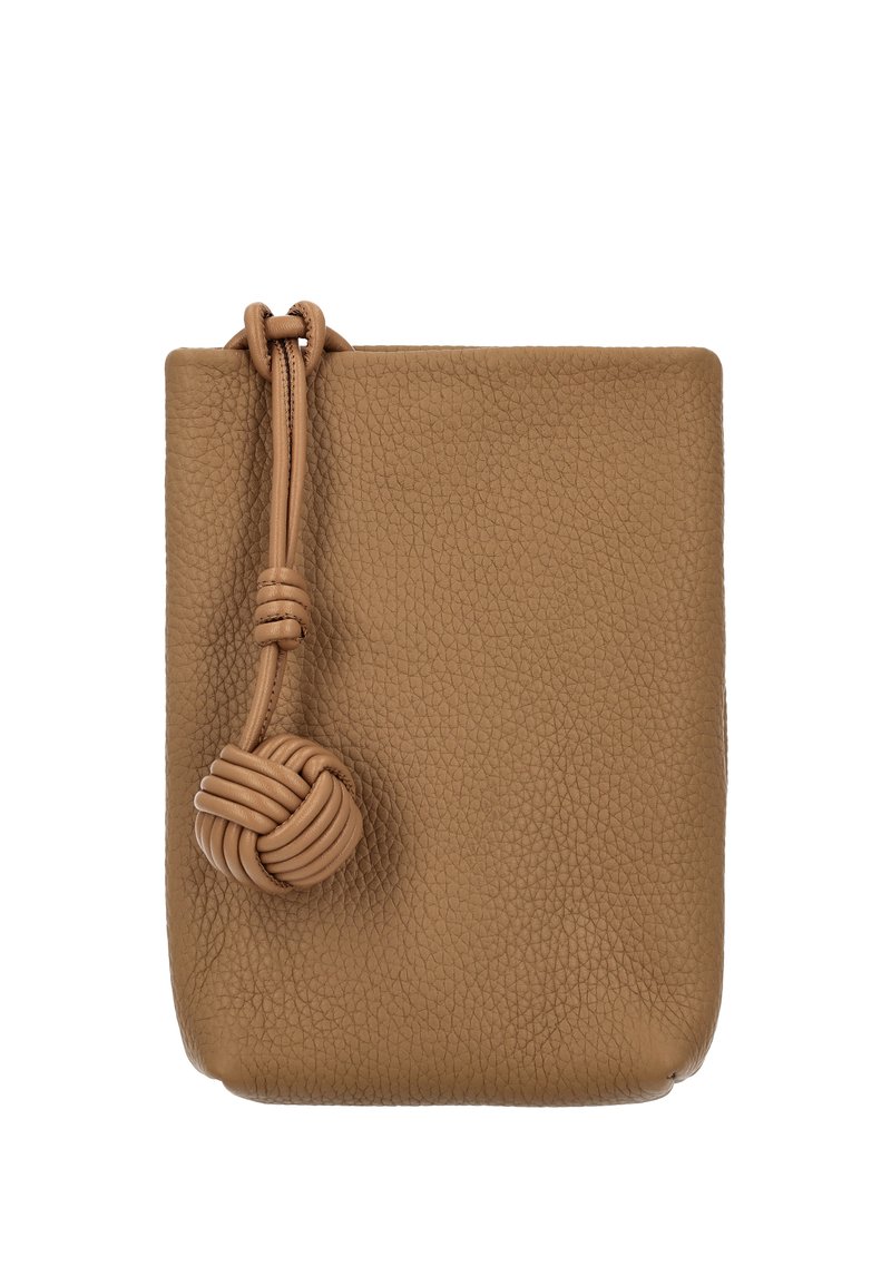 Kleine lichtbruine leren pouch met een gestructureerd oppervlak en een geknoopte leren riem die aan de linkerbovenhoek hangt.