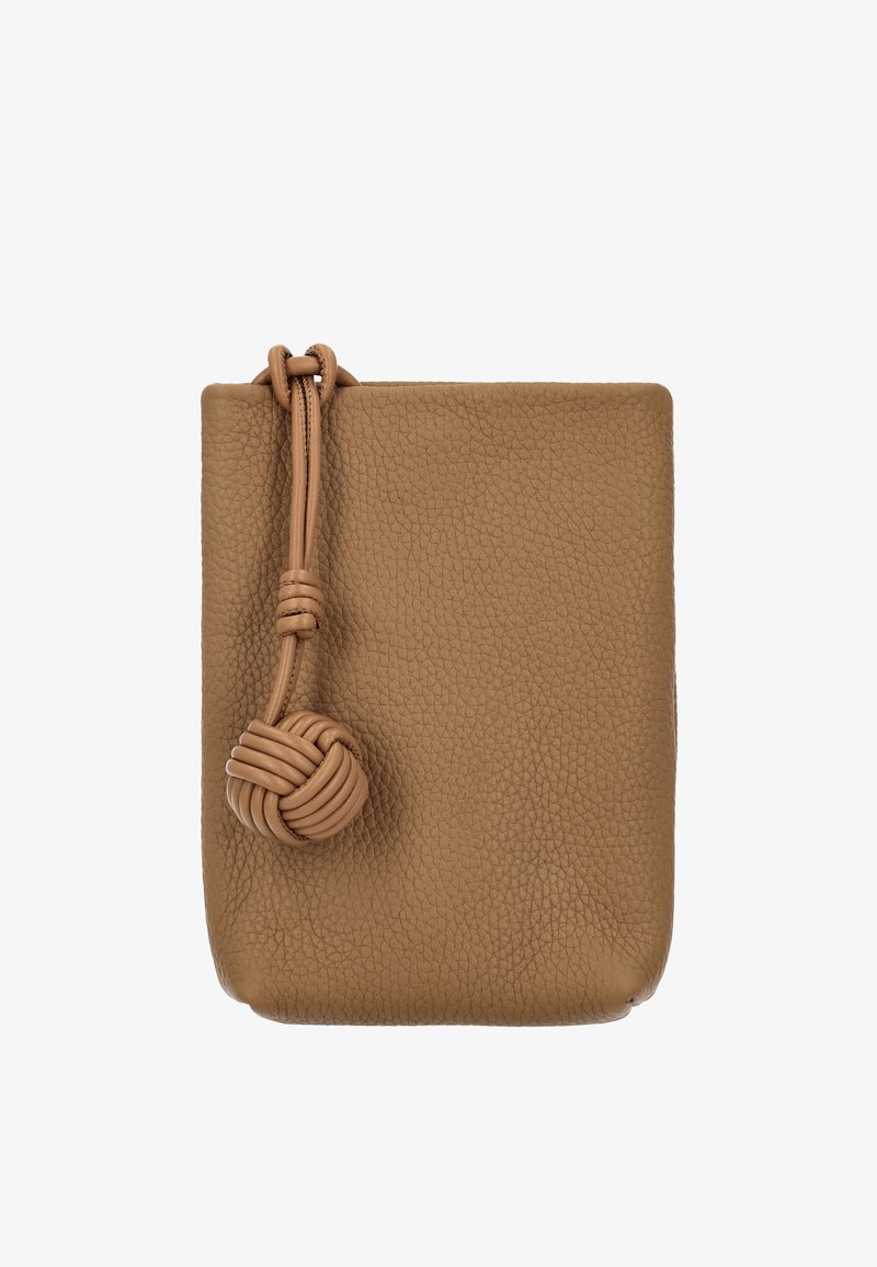 Kleine lichtbruine leren pouch met een gestructureerd oppervlak en een geknoopte leren riem die aan de linkerbovenhoek hangt.