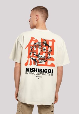 Ecru-farbenes oversize T-Shirt mit einem großen schwarz-orangefarbenen Koi-Fisch-Graphic und japanischem Text auf der Rückseite. Glatte Baumwolltextur.