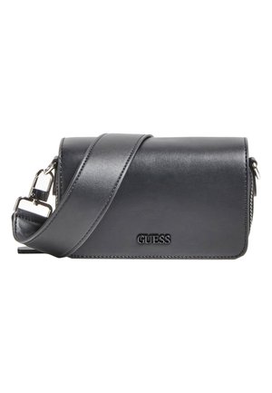 Sac en cuir noir porté travers avec une large sangle et des finitions en métal argenté, arborant le logo "GUESS" sur le rabat avant.