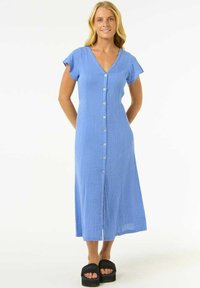 Robe maxi bleue à boutons en tissu texturé avec des manches courtes. Présente un décolleté en V et une silhouette fluide, atteignant mi-mollet.