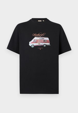 Musta t-paita, jossa on punavalkoinen retkeilyauto grafiikka ja edessä keskellä tekstit "Sunburst" ja "Art & Design Studio".