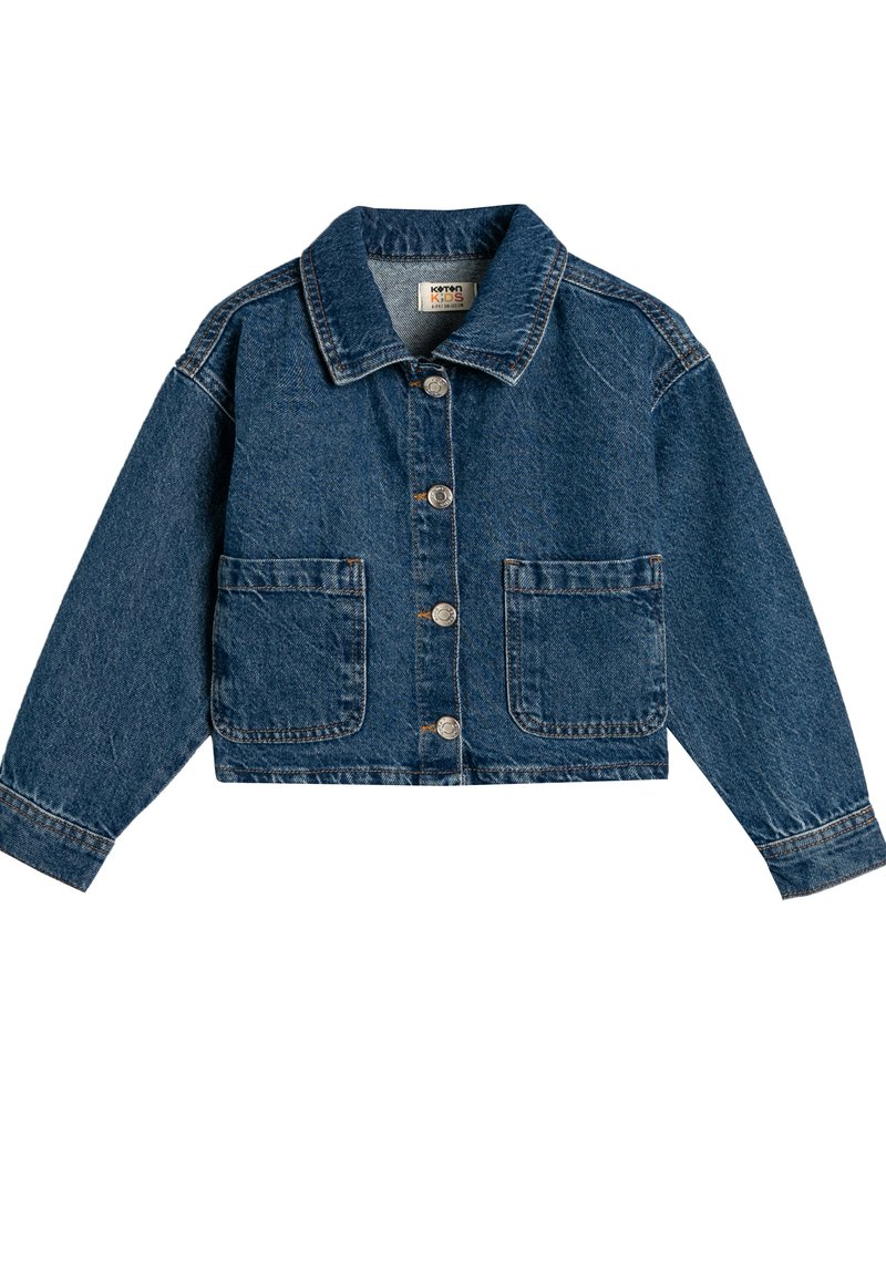 Lyhennetty sininen denim-takki, jossa on kaulus, etupainikekiinnitys, kaksi rintataskua ja näkyvät ompeluyksityiskohdat.