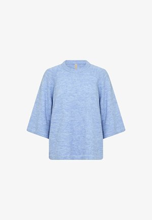 Kergelt sinine üle mõõtme pullover, mis on valmistatud pehmest kangast, millel on kõrge kaelus, lühikesed varrukad ja tekstureeritud pind, millel on peen heather muster.