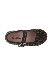 Zapato plano de estampado de leopardo con una correa negra y hebilla. Material de tela suave, punta redondeada y plantilla acolchada rosa. Logo de la marca presente en el interior.