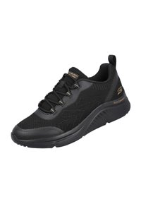 Zapatillas deportivas negras hechas de malla y materiales sintéticos. Las características incluyen una parte superior texturizada, suela de goma y cordones elásticos con acentos de marca.