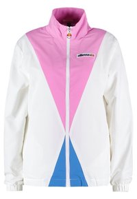 Biała kurtka wiatrówka z różowo-niebieskim kolorowym blokowaniem w geometryczne wzory, z wysokim kołnierzem, zamkiem z przodu i elastycznymi mankietami. Logo marki na klatce piersiowej.