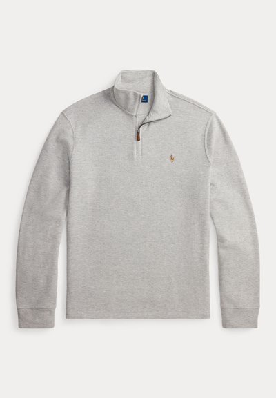 Pull gris clair à manches longues avec col zippé au quart et petit logo brodé sur la poitrine gauche.