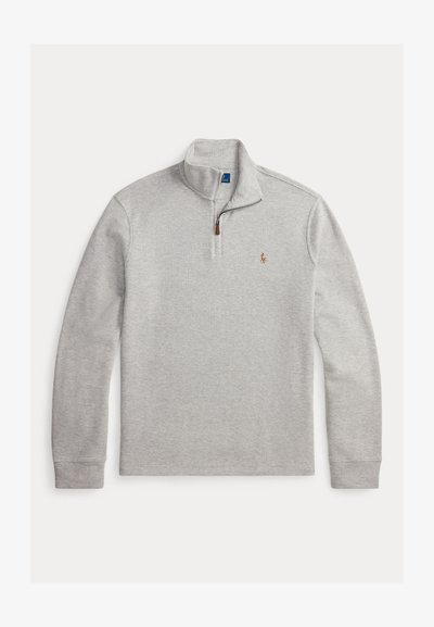 Pull gris clair à manches longues avec col zippé au quart et petit logo brodé sur la poitrine gauche.