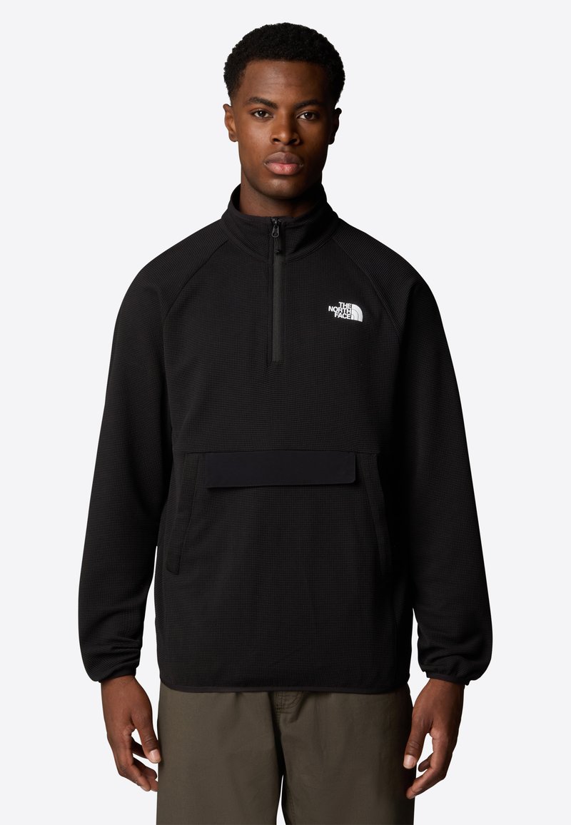 Felpa nera con mezza zip sul davanti, tessuto decorato, maniche lunghe e tasca frontale. Logo sul lato sinistro superiore.