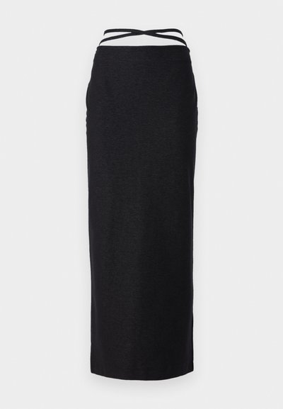 Sort maxi-nederdel lavet af glat, let stof, med høj talje og krydset stropper samt en lige silhuet.