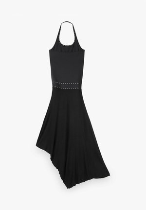 Schwarzes Neckholderkleid mit genietetem Besatz am Ausschnitt und an der Taille, mit asymmetrischem ausgestelltem Rock.