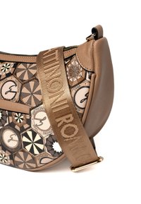 Borsa a tracolla in pelle marrone con motivi geometrici, dotata di tracolla con logo e ferrature metalliche. Forma arrotondata con dettagli testurizzati.