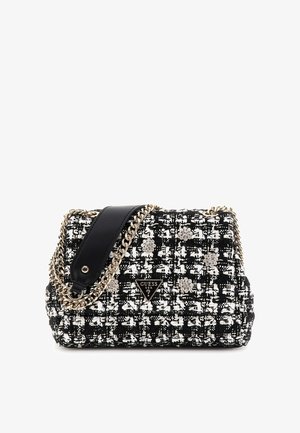 Melna un balta tweed rokas soma ar zelta ķēdes siksnu, ziedu rotājumiem un melnu ādas augšējo rokturi. Guess logotips priekšpusē.