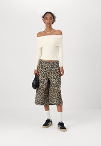 The Ragged Priest Short - brown