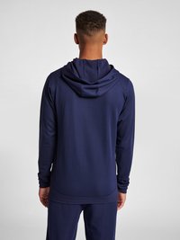 Felpa atletica navy con maniche lunghe e cappuccio. Caratterizzata da un tessuto testurizzato e una vestibilità comoda. Dettagli delle cuciture lungo la schiena e le maniche.