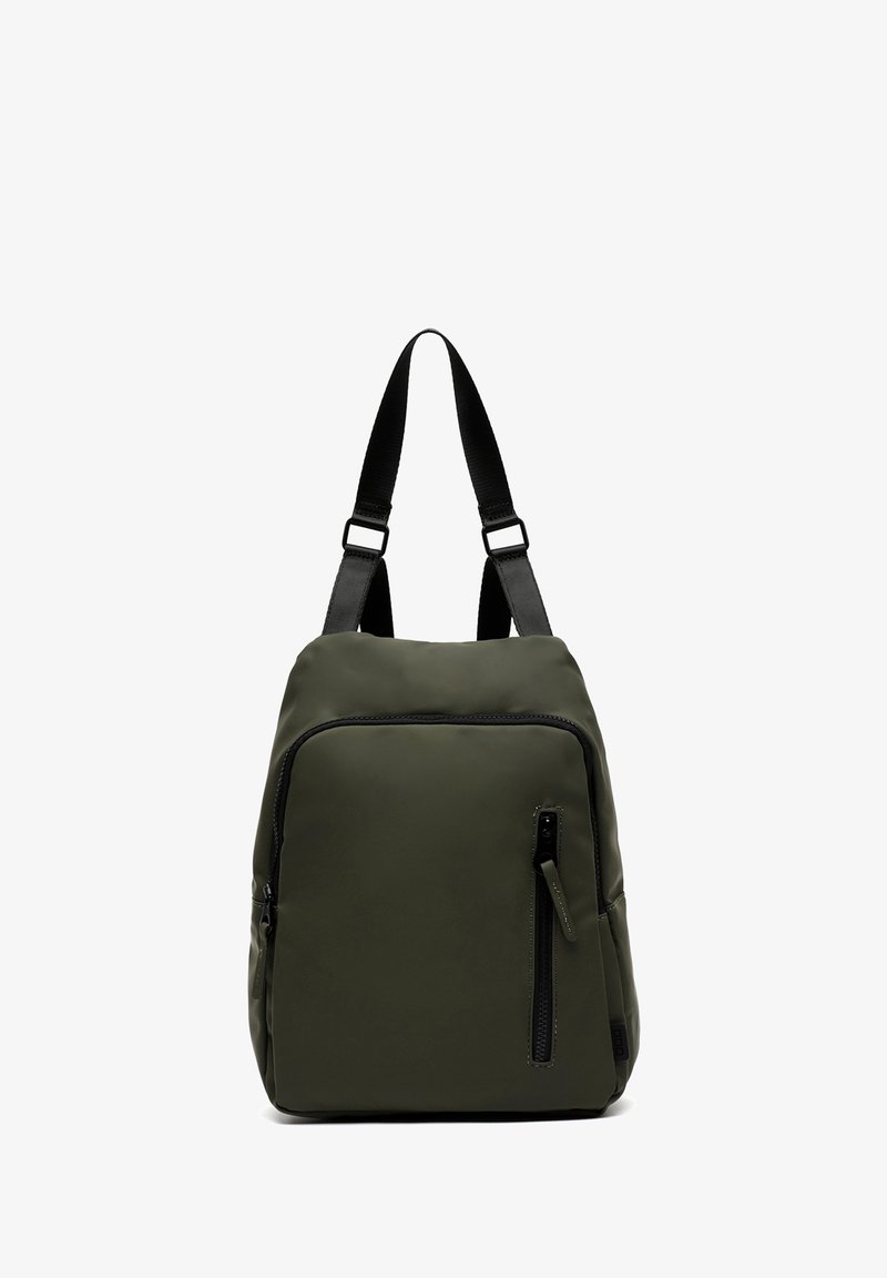 Zeleni najlon ruksak s elegantnim dizajnom, koji ima podesive crne naramenice, prednji zip džep i glatku, sjajnu površinu.