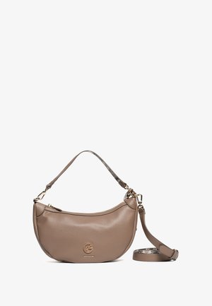 Borsa hobo in morbido pelle taupe con forma curva, hardware oro e tracolla regolabile. Presenta un dettaglio con il logo sul davanti.