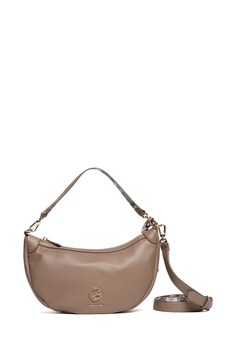 Bolso hobo en suave cuero topo con forma curvada, herrajes dorados y correa ajustable. Presenta un detalle del logo en la parte frontal.