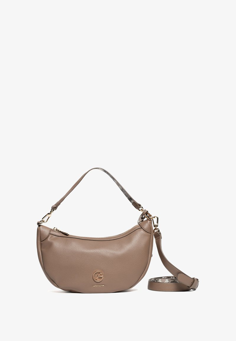 Bolso hobo en suave cuero topo con forma curvada, herrajes dorados y correa ajustable. Presenta un detalle del logo en la parte frontal.