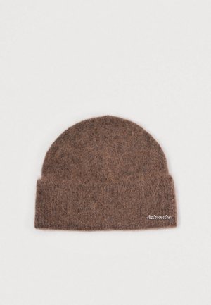 Gorro de lã castanho com um acabamento suave e texturizado, apresentando uma dobra na bainha e bordado da marca ao longo da borda inferior.
