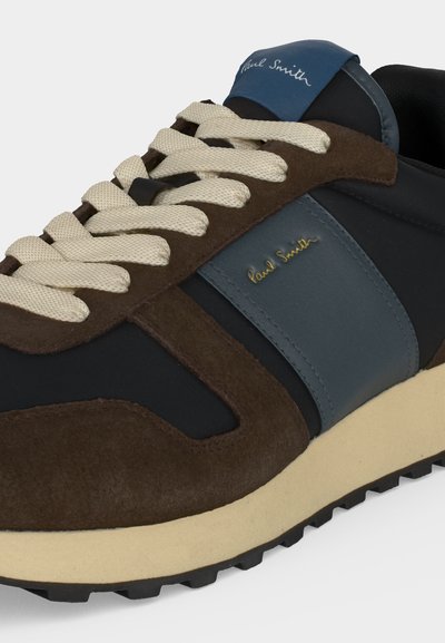Baskets décontractées en daim marron, panneaux en cuir bleu, lacets crème, semelle beige et logo "Paul Smith" sur le côté et la languette.