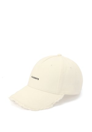 Gebroken-witte baseballpet met rafelige rand op het klepje en "ALLSAINTS" in zwart geborduurd op het voorpaneel.