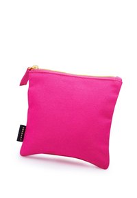 Rosa tygpung med en texturerad yta, guldblixtlås och en liten etikett på sidan. Kompakt rektangulär form.