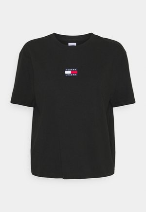 Musta puuvillainen T-paita, jossa on lyhyet hihat ja rintakehällä suorakulmainen kirjailtu logo punaisena, valkoisena ja sinisenä.