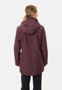 Bordeaux waterdichte jack met een getailleerd ontwerp, capuchon en een soepele textuur. Bevat strakke lijnen en minimale details. Geschikt voor buitengebruik.