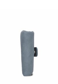 Grijze textured leren etui die rechtop staat met een drukknoopsluiting aan de zijkant, geïsoleerd op een witte achtergrond.