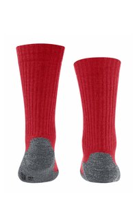 Czerwone skarpetki z żebrowanym wzorem, wzmocnionymi szarymi piętami i palcami. Wykonane z miękkiego materiału, mają wysoki krój dla wygody i wsparcia.