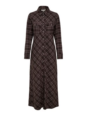 Donkerbruine maxi-jurk met lange mouwen, wit ruitpatroon, knoopsluiting aan de voorkant, twee borstflapzakken en een kraag.