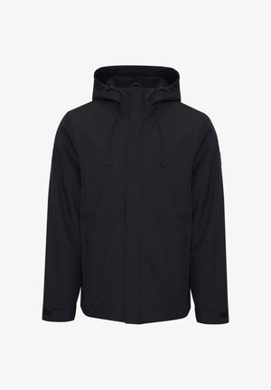 Chaqueta negra con capucha, fabricada en un tejido suave y resistente al agua. Presenta un cuello alto, cordones ajustables y bolsillos laterales con cremallera.