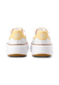 Sneaker bianca con accenti gialli e pesca, dotata di tomaia in pelle liscia, collo imbottito, suola piatta e logo impresso sul tallone.