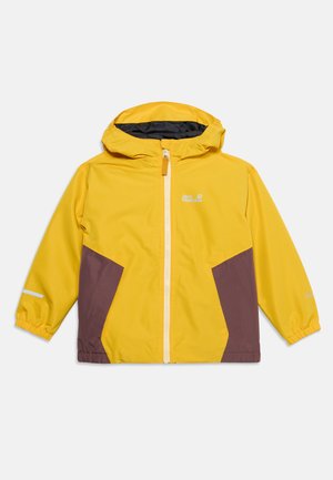 Gelbe und braune Kinder-Regenjacke mit Kapuze, weißem Frontreißverschluss und elastischen Bündchen, Jack Wolfskin-Logo auf der Brust.