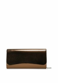 Bolso de mano con una parte superior metálica marrón y una base suave y mate en tono beige con una cadena como asa. Forma rectangular delgada con un acento en forma de ola.