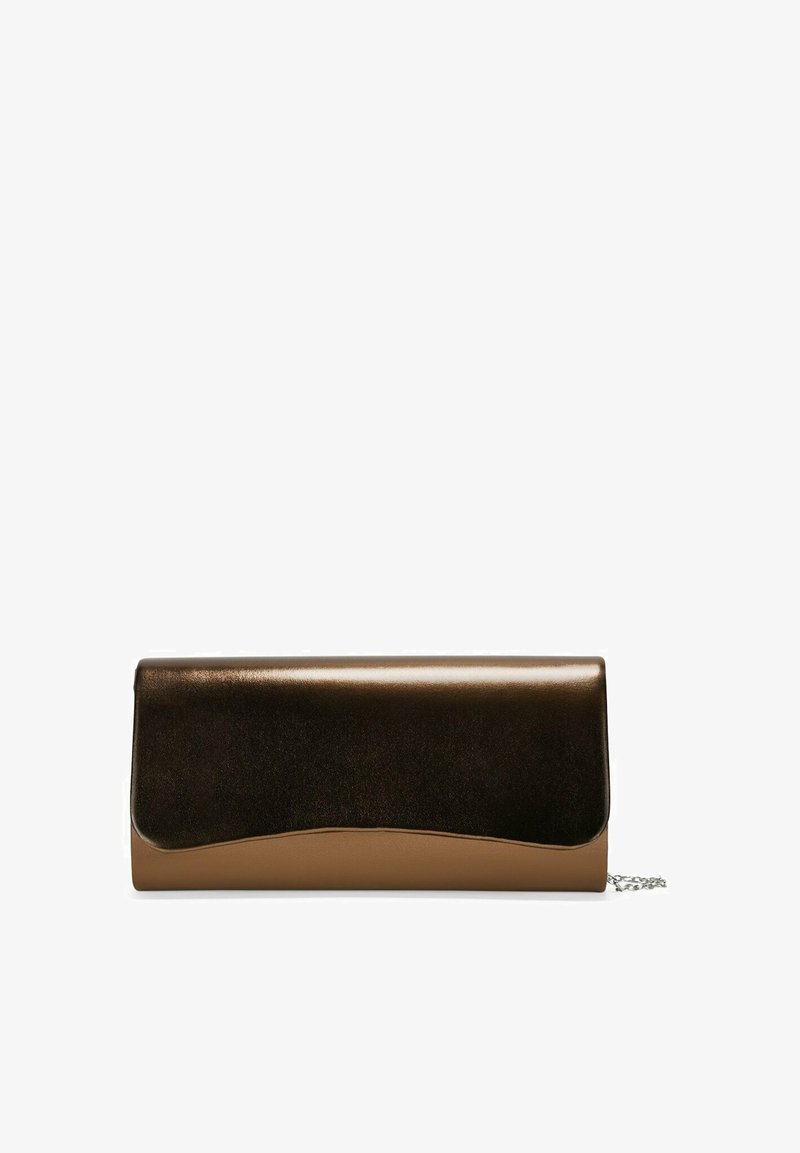 Bolso de mano con una parte superior metálica marrón y una base suave y mate en tono beige con una cadena como asa. Forma rectangular delgada con un acento en forma de ola.
